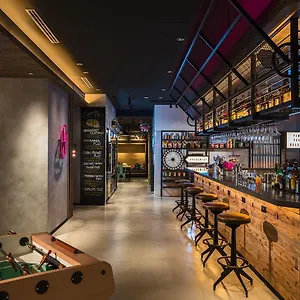 Hotel Moxy Honmachi By Marriott, Osaka